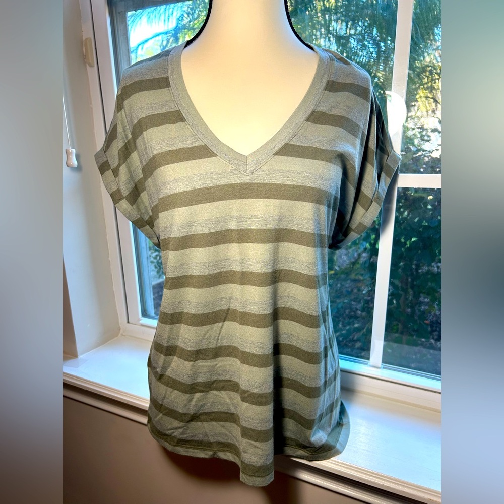 NWOT🌷Tommy Bahama Kauai Soft Stretch Knit Jersey V-Neck Short Sleeve T-shirt